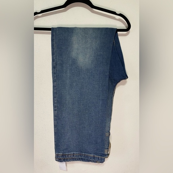 NWT Men's IZOD Relaxed Comfort-Fit Jeans
by IZOD 34X 32L - Picture 1 of 8